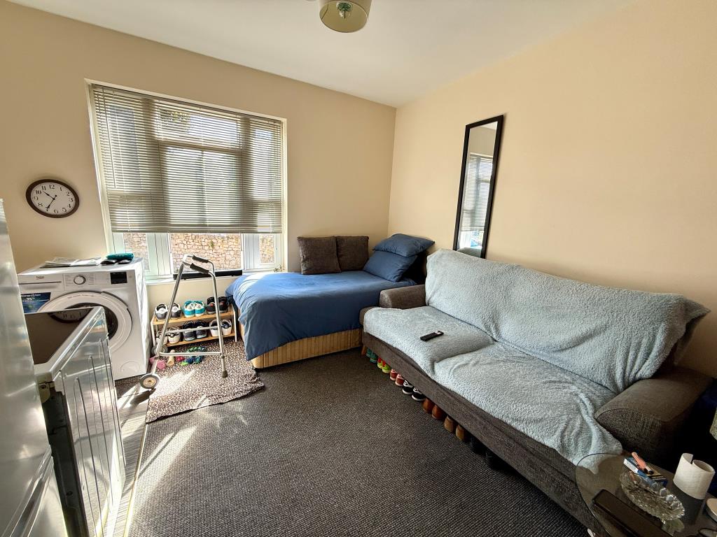 Lot: 171 - RESIDENTIAL INVESTMENT WITH POTENTIAL - Studio flat two